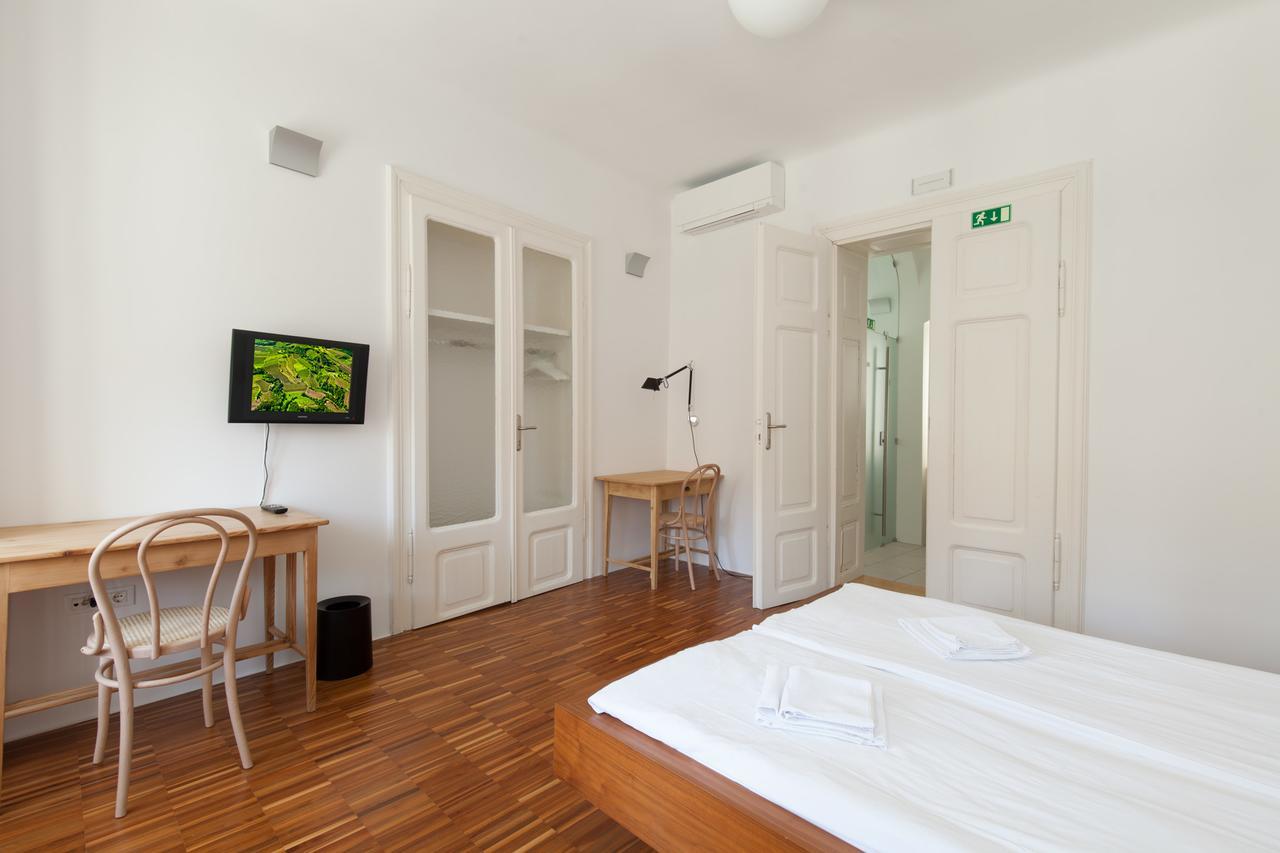 Julija&Robert'S Riverview Apartments And Rooms Любляна Екстериор снимка